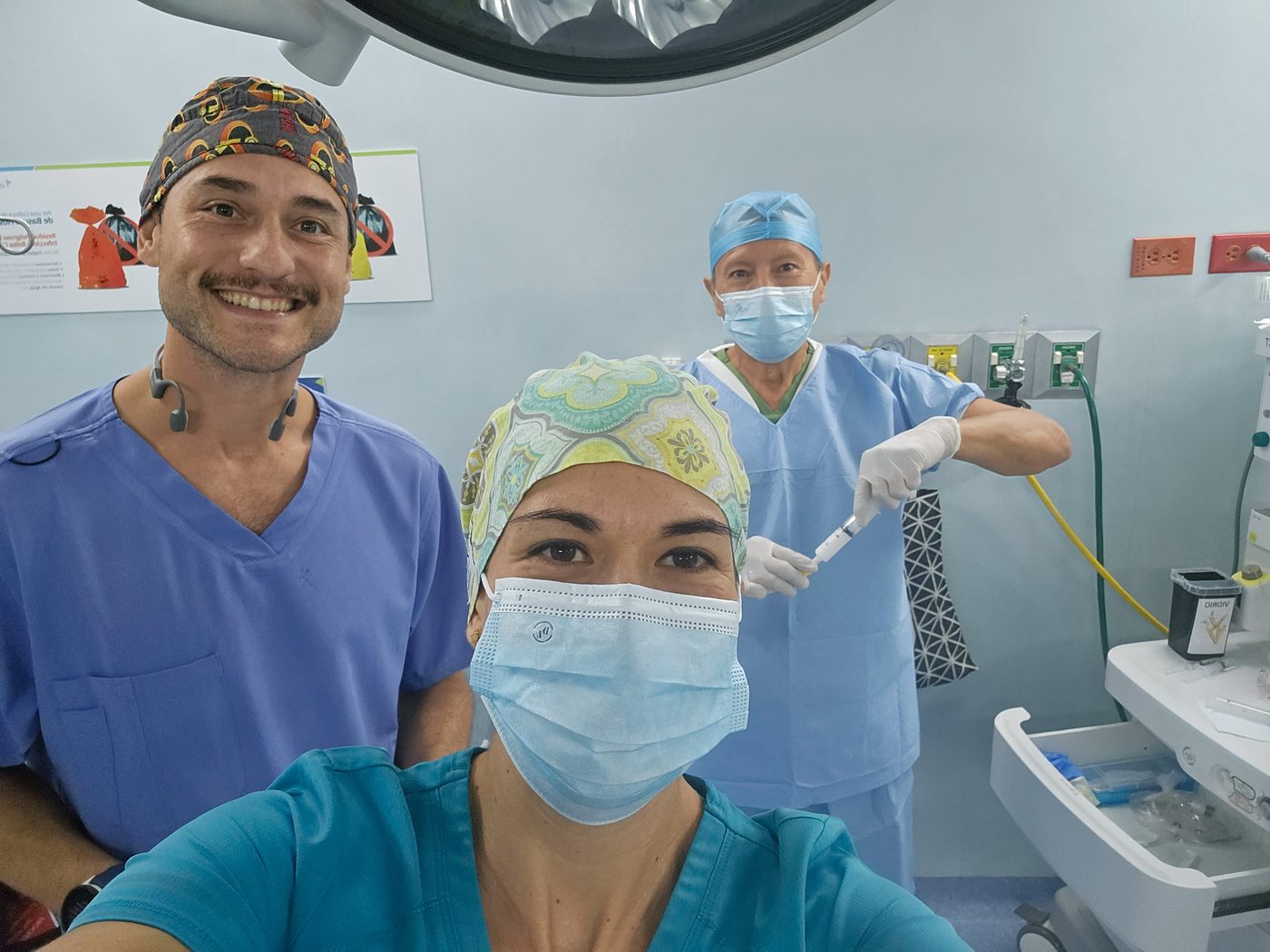 Dra. Lili Padilla con el Dr. Jorge Barbachano - Equipo quirúrgico